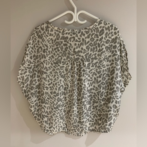 Joie 100% Silk Short Sleeve Blouse - Size XS. Neutral Animal/Leopard Print - Picture 5 of 8